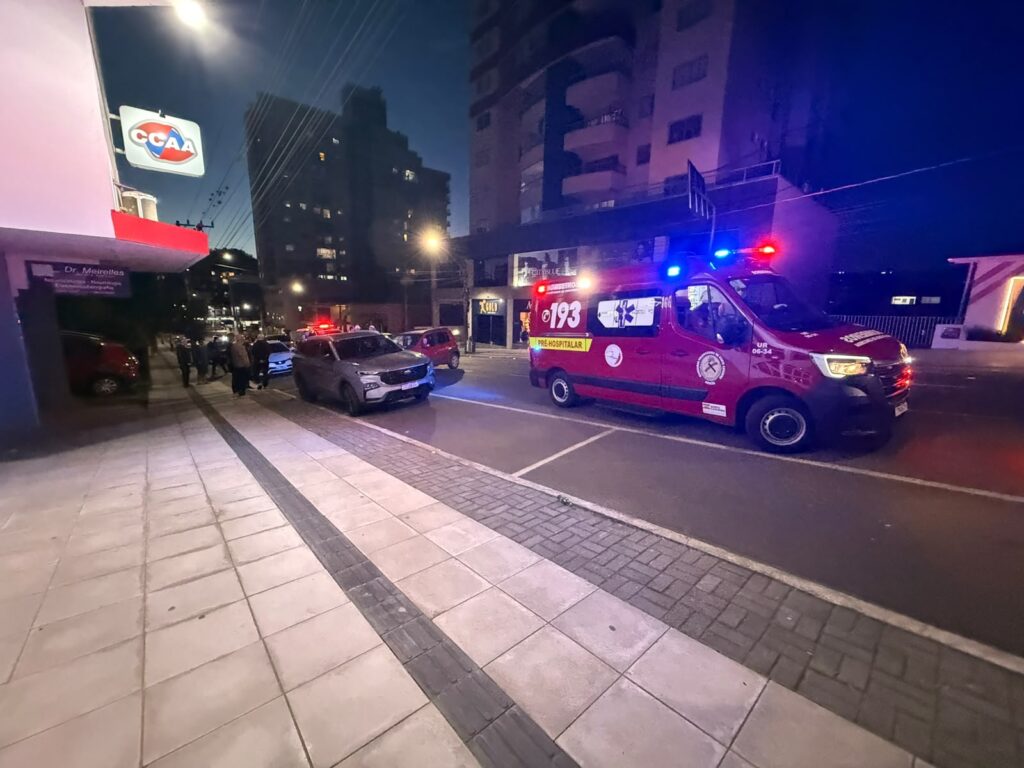 Fiat Uno colide contra carro estacionado e roda na pista no Centro de Concórdia